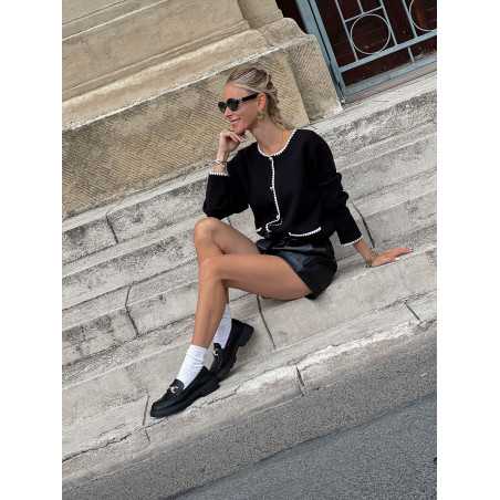 gilet contraste noir bordure blanche boutons doré totem mode tendance mocassins look grecy mango zara automne