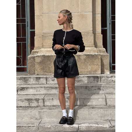 gilet contraste noir bordure blanche boutons doré totem mode tendance mocassins look grecy mango zara automne