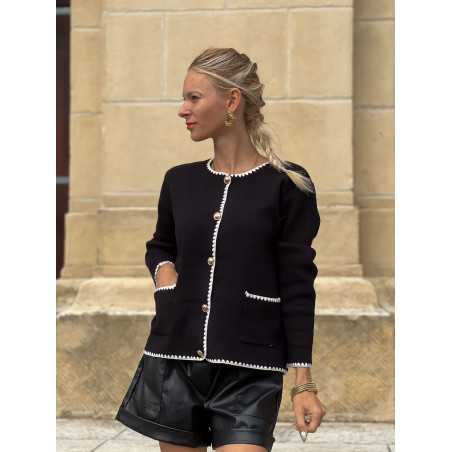 gilet contraste noir bordure blanche boutons doré totem mode tendance mocassins look grecy mango zara automne