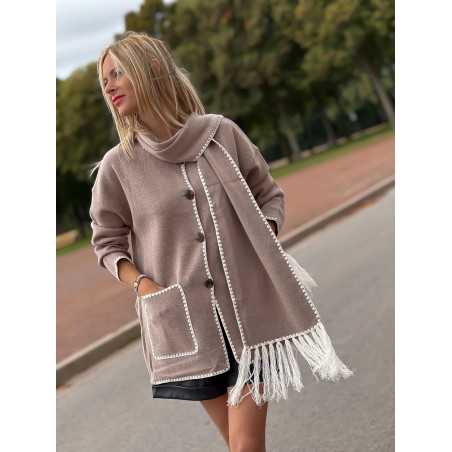 veste contraste taupe beige blanc avec écharpe franges inspiration totem automne hiver 2023 grecy mode tendance zara mango