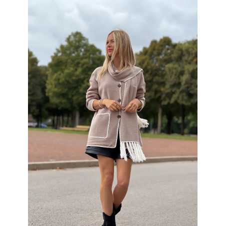 veste contraste taupe beige blanc avec écharpe franges inspiration totem automne hiver 2023 grecy mode tendance zara mango