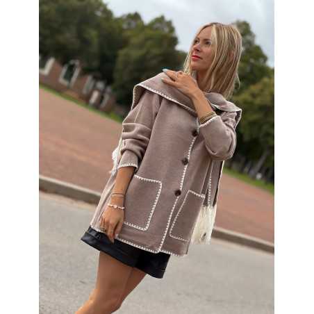 veste contraste taupe beige blanc avec écharpe franges inspiration totem automne hiver 2023 grecy mode tendance zara mango