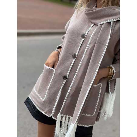 veste contraste taupe beige blanc avec écharpe franges inspiration totem automne hiver 2023 grecy mode tendance zara mango