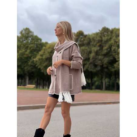 veste contraste taupe beige blanc avec écharpe franges inspiration totem automne hiver 2023 grecy mode tendance zara mango