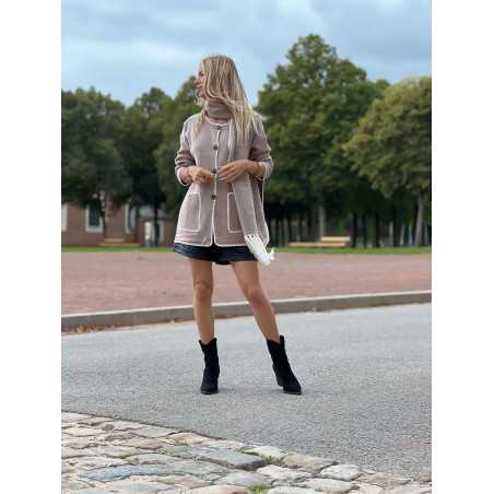 veste contraste taupe beige blanc avec écharpe franges inspiration totem automne hiver 2023 grecy mode tendance zara mango