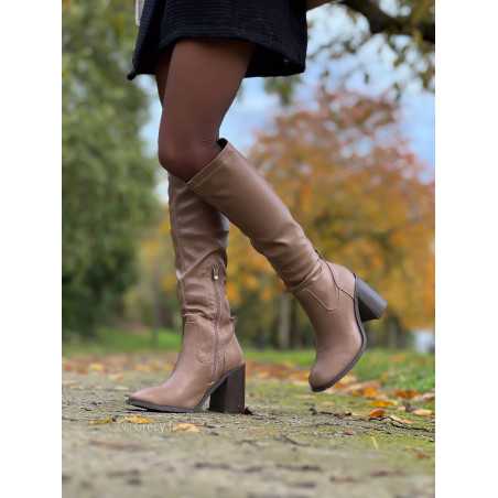 bottes taupe marron hautes talons automne hiver 2023 mode outfit sézane zara mango