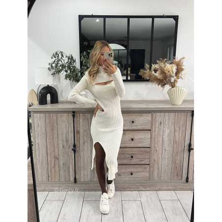 longue robe pull blanche beige écru fendue ouverte poitrine décolleté outfit look grecy mode tendance automne hiver 2023