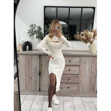 longue robe pull blanche beige écru fendue ouverte poitrine décolleté outfit look grecy mode tendance automne hiver 2023