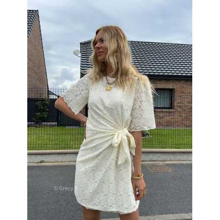 robe courte dentelles nouée chic cérémonie blanc été Summer 2024 mode tendance grecy look