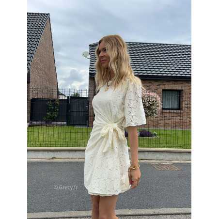 robe courte dentelles nouée chic cérémonie blanc été Summer 2024 mode tendance grecy look