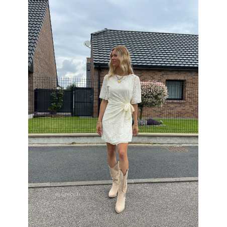 robe courte dentelles nouée chic cérémonie blanc été Summer 2024 mode tendance grecy look