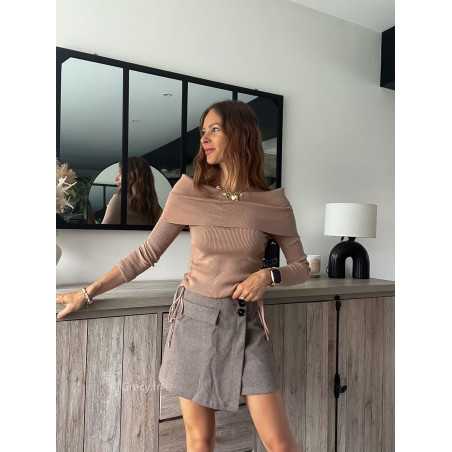 Pull fin taupe col bateau marron épaules dénudées automne 2024 tendance look ootd grecy