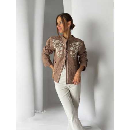 Veste matelassée brodée taupe automne hiver 2024 mode tendance grecy ootd outfit look chic