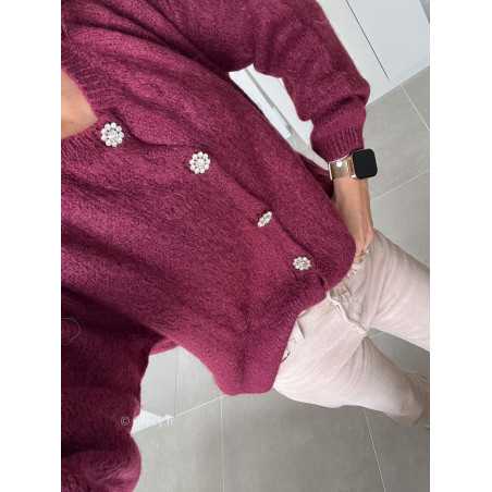 gilet cardigan bordeaux mohair maille boutons bijoux strass mode tendance look grecy automne hiver 2024 2025 chaud