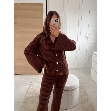 ensemble cosy cocooning marron pantalon maille gilet cardigan tendance mode grecy look automne hiver 2024