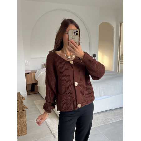 Gilet marron boutons dorés or tendance mode grecy look automne hiver 2024