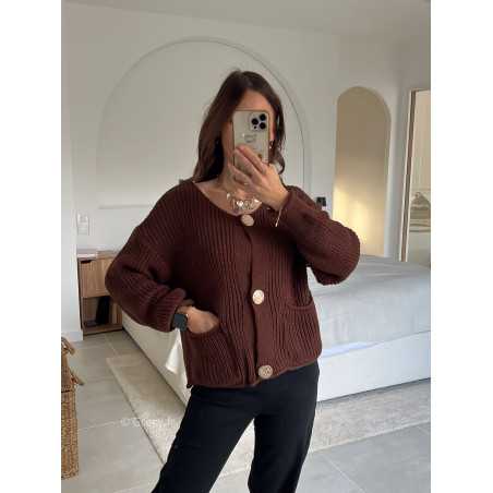 Gilet marron boutons dorés or tendance mode grecy look automne hiver 2024