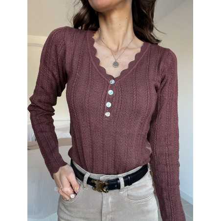 Pull col boutonné marron mode grecy look tendance 2025