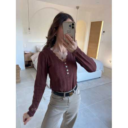 Pull col boutonné marron mode grecy look tendance 2025