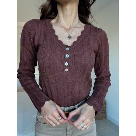 Pull col boutonné marron mode grecy look tendance 2025