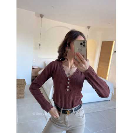 Pull col boutonné marron mode grecy look tendance 2025