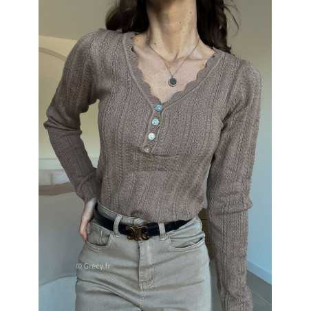 Pull col boutonné taupe mode grecy look tendance 2025