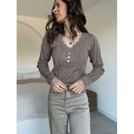 Pull col boutonné taupe mode grecy look tendance 2025