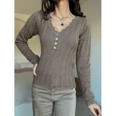 Pull col boutonné taupe mode grecy look tendance 2025