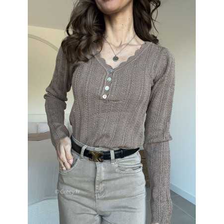 Pull col boutonné taupe mode grecy look tendance 2025