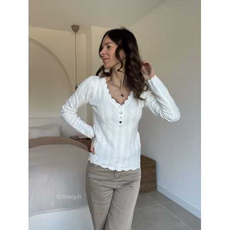 Pull col boutonné taupe blanc grecy look tendance 2025