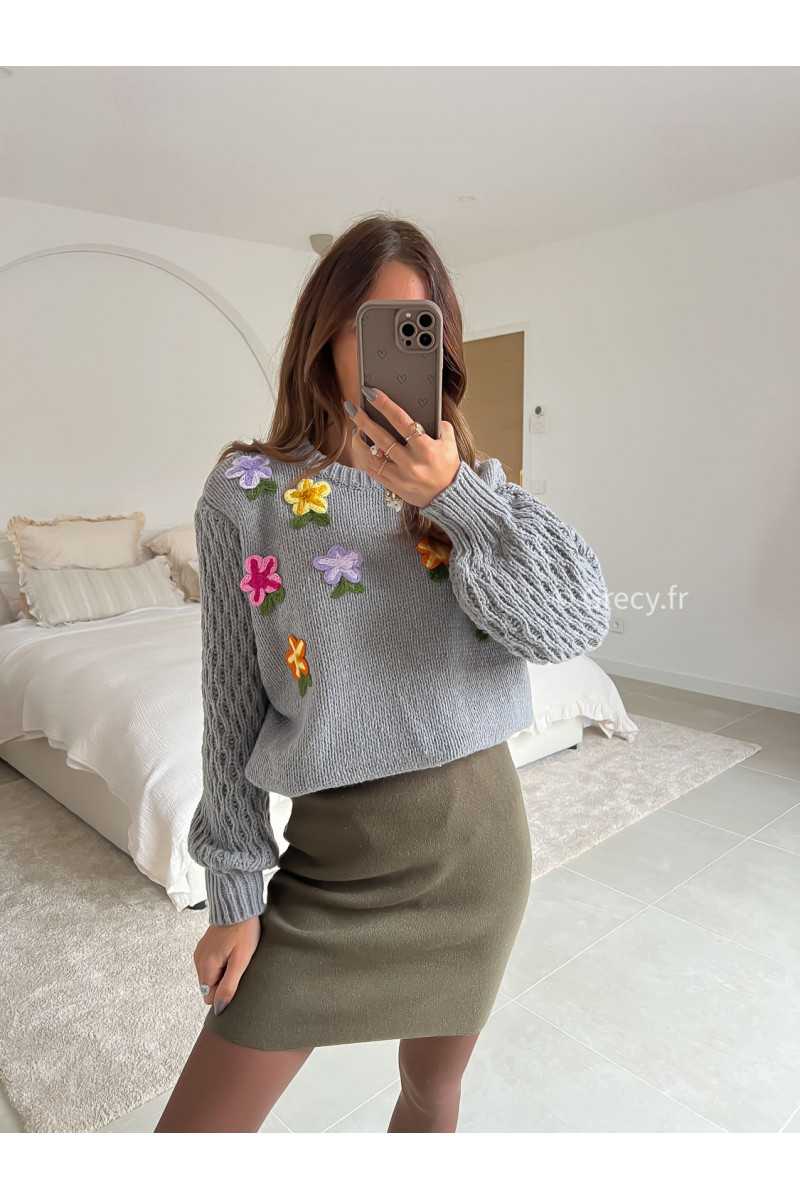 Pull gris fleurs relief fleuri mode tenue look intemporel grecy e-shop