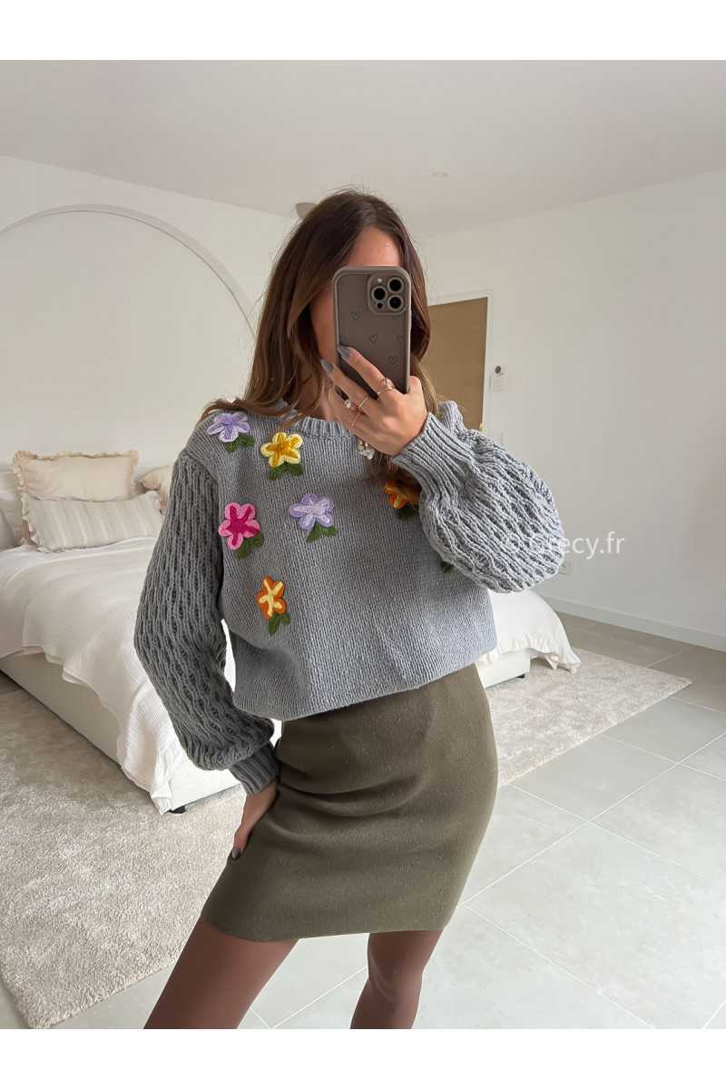 Pull gris fleurs relief fleuri mode tenue look intemporel grecy e-shop